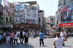 Protest-Transparente von Çarşi-Fans im Stadtteil Beşiktaş. © Harald Aumeier